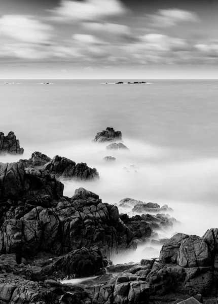 Dlouhý Snímek Moře Guernsey Stupních Šedi — Stock fotografie