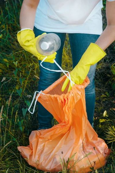 Uma Jovem Fêmea Recolhendo Lixo Colocando Saco Lixo Plástico Conceito — Fotografia de Stock