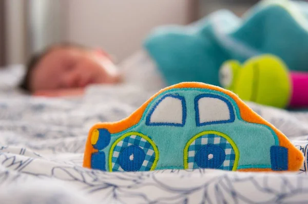 뒤에서 아기와 부드러운 장난감 자동차의 — 스톡 사진