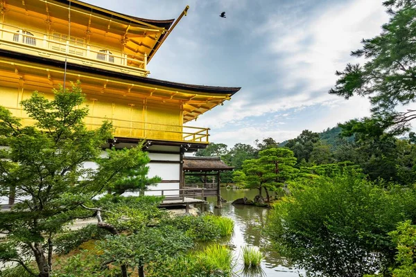 Částečný Výhled Chrám Kinkaku Obklopený Krásným Rybníkem Stromy Kjótu — Stock fotografie