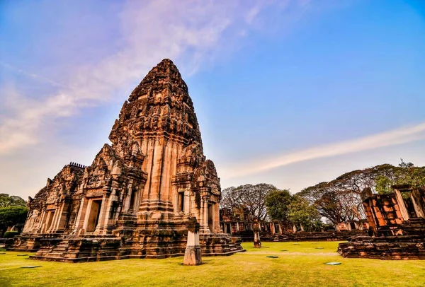 Chrám Phimai Historického Parku Thajsku Pod Oblohou Plnou Mraků — Stock fotografie