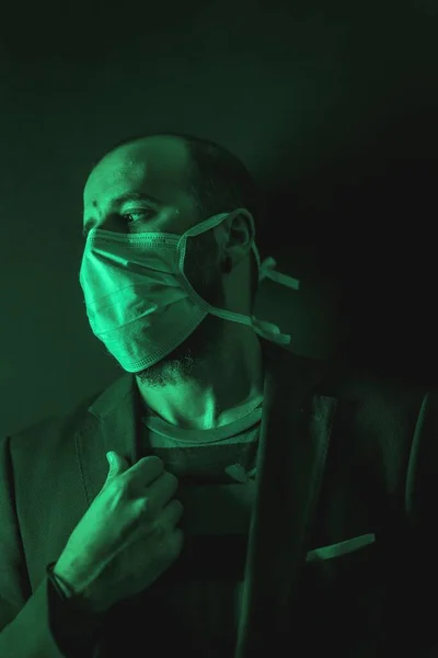 Tıbbi Maske Takan Genç Bir Adam Korkmuş Hasta Koronavirüs Konsepti — Stok fotoğraf