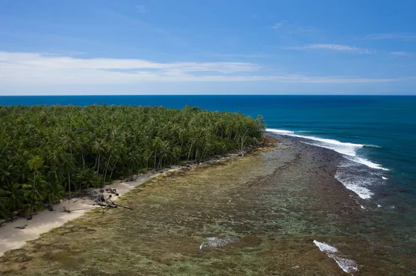 インドネシアの白い砂とターコイズブルーの澄んだ水を持つ美しい熱帯のビーチの空中ビュー — ストック写真