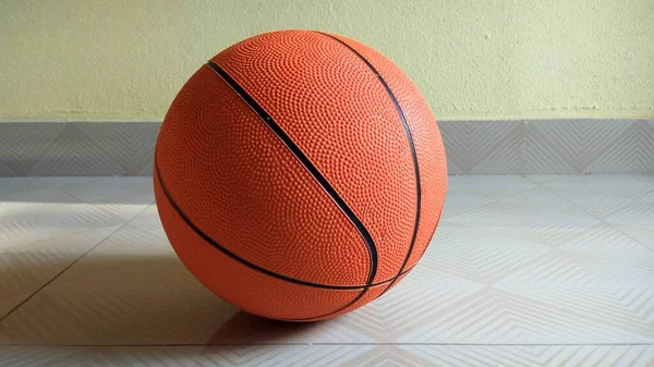Detailní Záběr Basketbalu Zemi — Stock fotografie