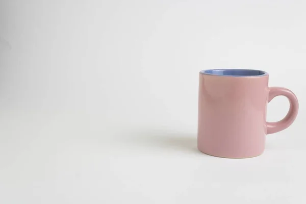 Una Taza Rosa Aislada Sobre Fondo Blanco — Foto de Stock