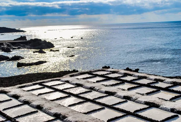 Několik Čtvercových Vzorů Vytesaných Kamene Před Pláží — Stock fotografie