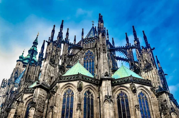 Sebuah Gambar Sudut Rendah Yang Indah Dari Menara Katedral Vitus — Stok Foto