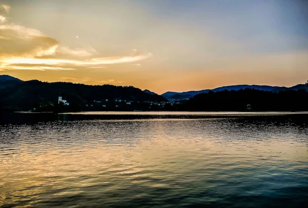 Ein Schöner Ruhiger See Den Bergen Unter Dem Goldenen Himmel — Stockfoto