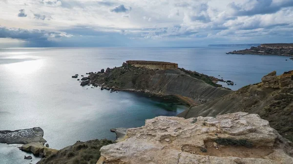 Чудовий Знімок Пляжу Гнейнської Затоки Мальті Похмурий День — стокове фото