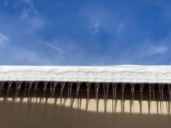 Ένα Κοντινό Πλάνο Μιας Σκεπασμένης Χιόνι Στέγης Μια Σειρά Από — Φωτογραφία Αρχείου