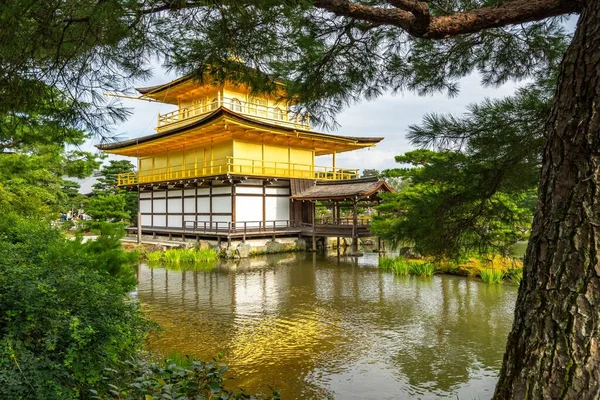 Krásný Chrám Kinkaku Obklopený Krásným Rybníkem Stromy Japonském Kjótu — Stock fotografie