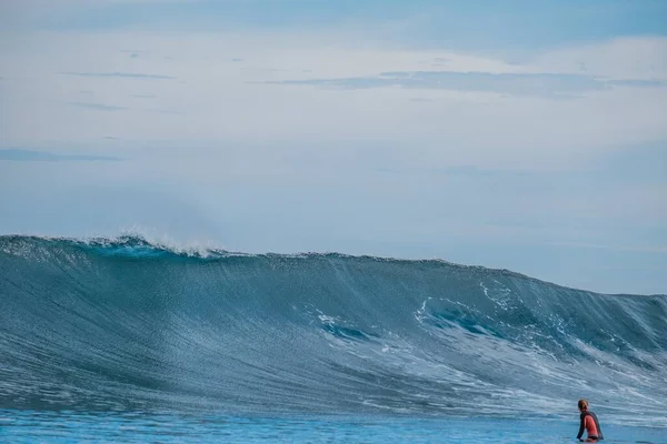 Eine Schöne Aufnahme Der Riesigen Welle Des Meeres Und Des — Stockfoto