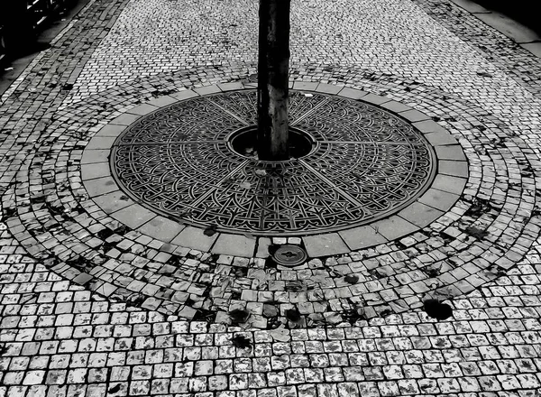 Poste Medio Mosaico Piedra Calle Redonda Escala Grises —  Fotos de Stock