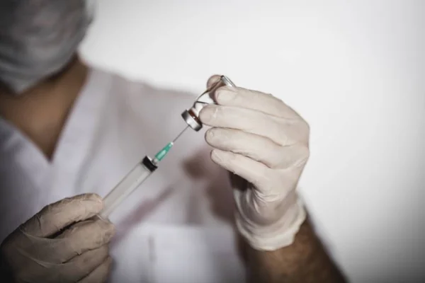 Şırıngada Covid Kızamık Grip Aşıları Için Aşı Çizen Bir Sağlık — Stok fotoğraf