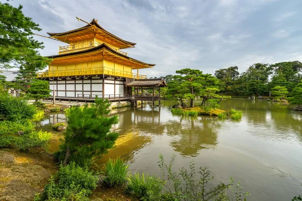 Krásný Chrám Kinkaku Obklopený Krásným Rybníkem Stromy Japonském Kjótu — Stock fotografie