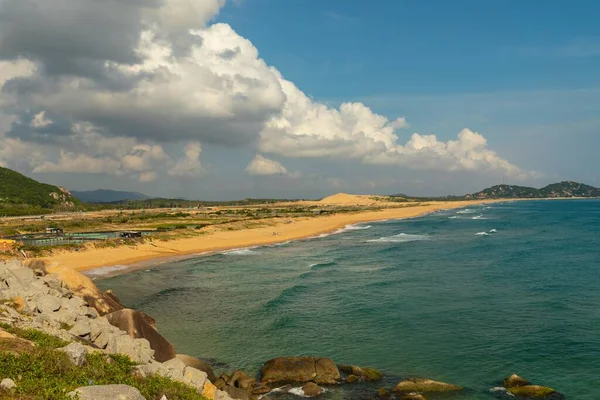 Una Hermosa Toma Una Playa Bajo Cielo Azul Nublado Vietnam — Foto de Stock