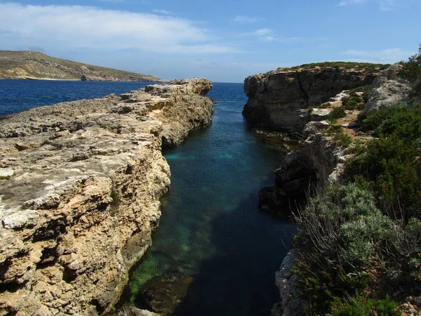 Klipporna Vid Cominos Kust Malta Omgivna Vatten — Stockfoto