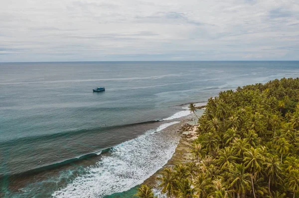 Fascynujący Widok Wybrzeże Białym Piaskiem Turkusową Czystą Wodą Indonezji — Zdjęcie stockowe