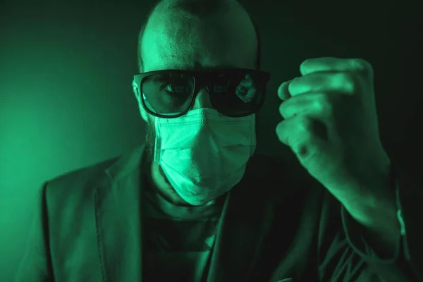 Güneş Gözlüğü Takan Tıbbi Maske Takan Bir Adam Güç Koronavirüsü — Stok fotoğraf