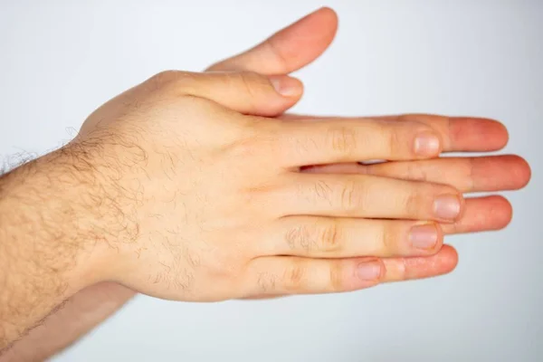 Close Mãos Esfregando Com Desinfetante Fundo Branco Para Evitar Propagação — Fotografia de Stock