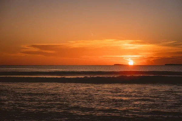 Der Faszinierende Blick Auf Den Ruhigen Ozean Bei Sonnenuntergang Auf — Stockfoto