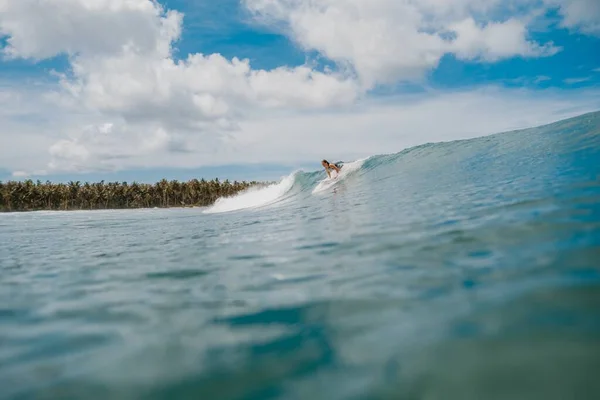 Uma Bela Foto Enorme Onda Ruptura Mar Surfista Indonésia — Fotografia de Stock