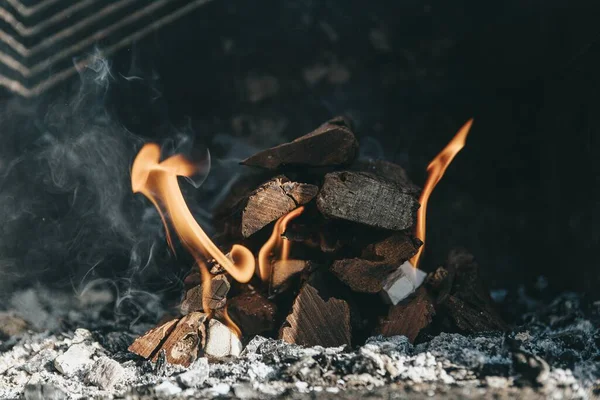 Närbild Bild Brinnande Ved Suddig Bakgrund — Stockfoto