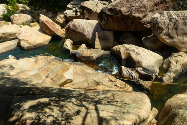 Flusso Acqua Nel Mezzo Rocce Cascate Cliff Vietnam — Foto Stock