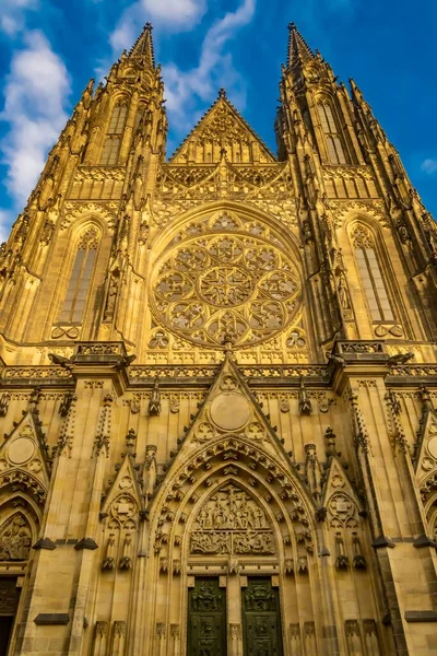 Tiro Ângulo Baixo Fachada Catedral São Vito Praga República Tcheca — Fotografia de Stock