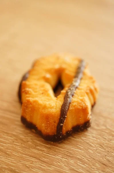 Ein Weicher Keks Der Mit Geschmolzener Schokolade Auf Einem Holztisch — Stockfoto