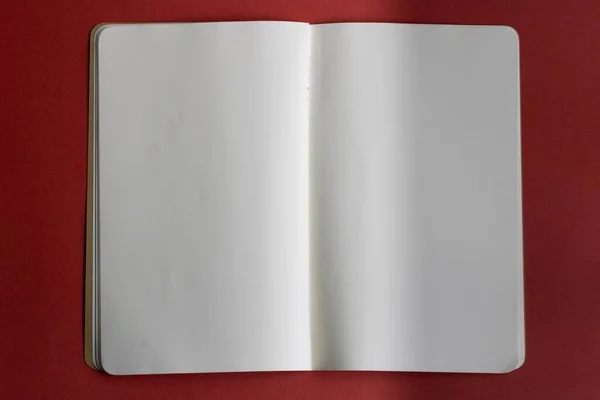 Een Open Notitieboekje Een Rode Achtergrond — Stockfoto
