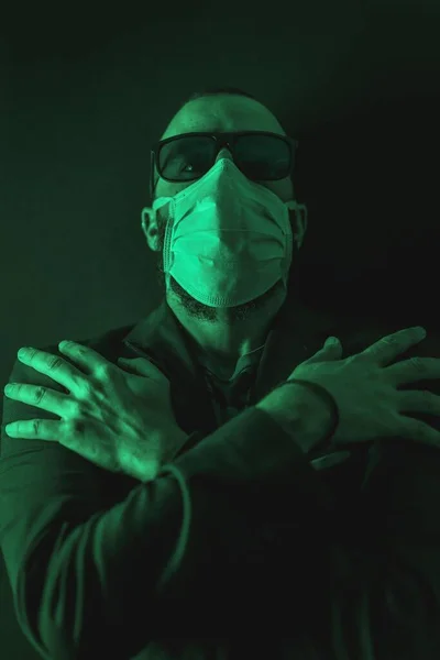 Tıbbi Maske Takan Genç Bir Adamın Göğüs Koronavirüsünde Ellerini Çapraz — Stok fotoğraf