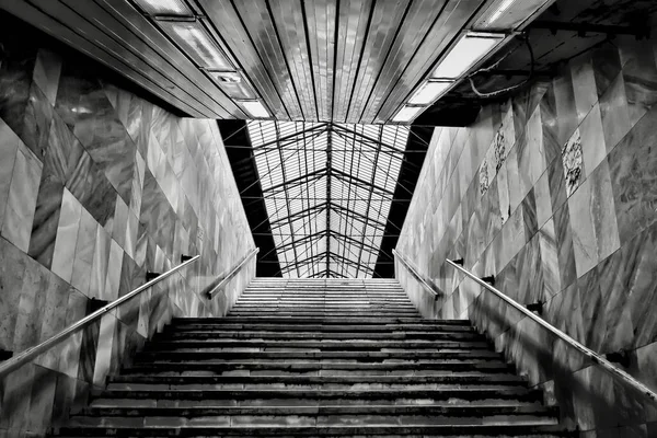 Una Toma Ángulo Bajo Una Escalera Edificio Con Techo Tragaluz — Foto de Stock