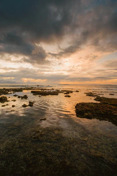 Fascinante Vista Del Colorido Amanecer Sobre Tranquilo Océano Las Islas — Foto de Stock