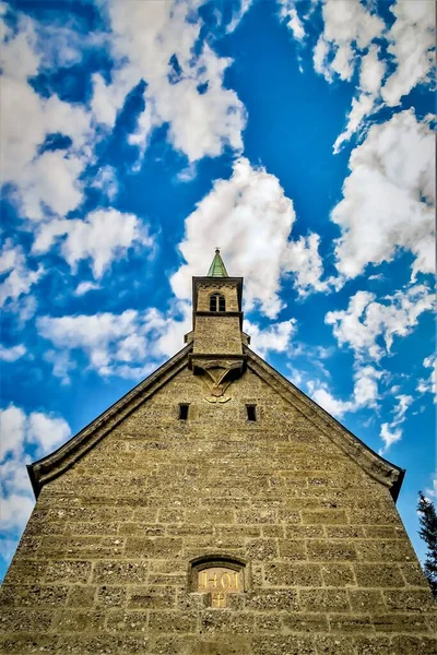 Low Angle Shot Facade Old Stone Church Cloudy Blue Sky — Stock Photo, Image