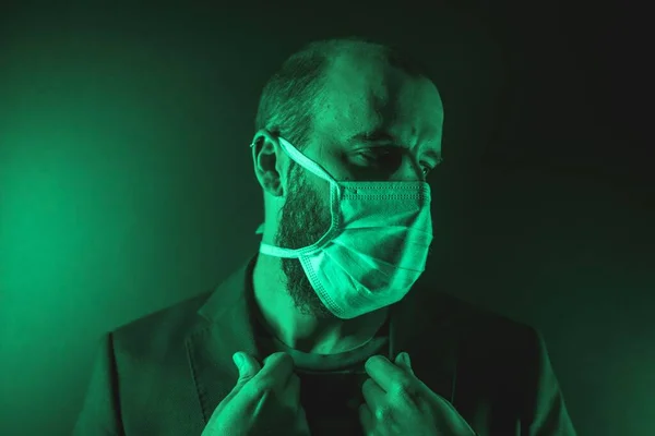 Tıbbi Maske Takan Genç Bir Adam Korkmuş Hasta Koronavirüs Konsepti — Stok fotoğraf