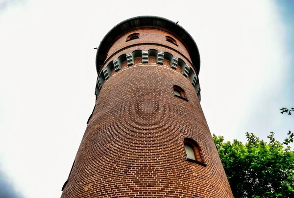 スウェーデンで撮影された明るい空の下で古いレンガ造りの塔の低角度ショット — ストック写真