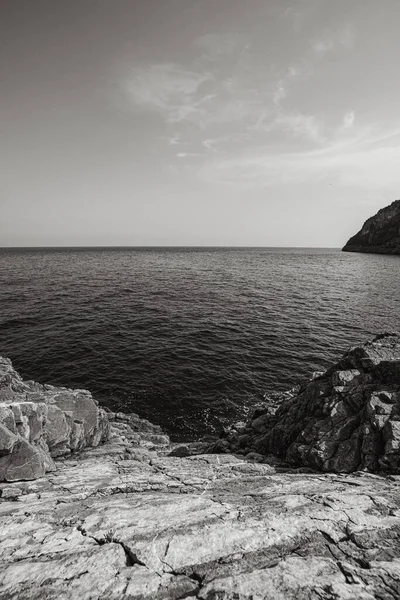 Eine Vertikale Graustufenaufnahme Von Felsformationen Meer Unter Einem Schönen Bewölkten — Stockfoto