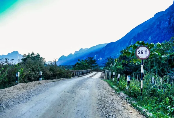 Güzel Bir Yol Dağların Yakınında Tahta Bir Köprü Laos Asya — Stok fotoğraf