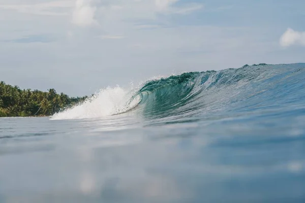 Belo Tiro Das Ondas Ruptura Mar Com Árvores Fundo Indonésia — Fotografia de Stock