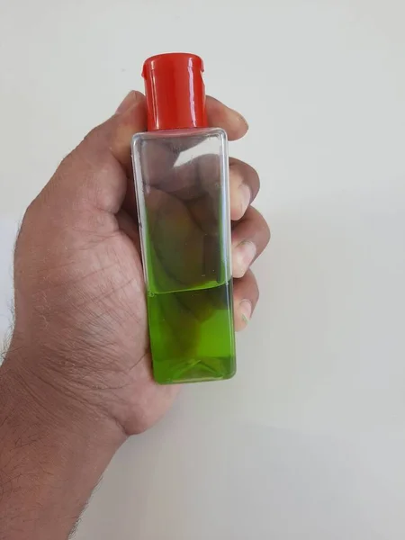 石鹸瓶を保持する者の垂直ショット — ストック写真