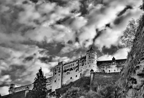 Tiro Ângulo Baixo Escala Cinza Castelo Hohensalzburg Contra Céu Nublado — Fotografia de Stock