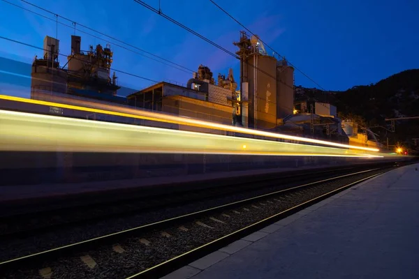 Une Lumière Rapide Train Sur Chemin Fer Avec Une Architecture — Photo