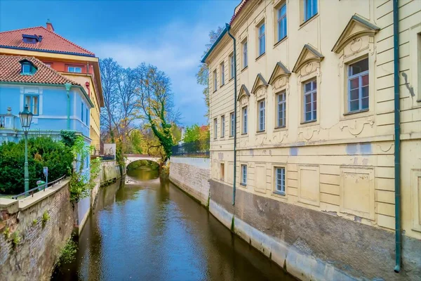 Ein Kanal Fließt Zwischen Gebäuden Der Nähe Der Lennon Mauer — Stockfoto