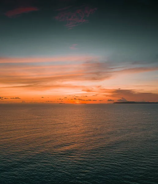 印度尼西亚孟塔瓦岛上日落时平静的海洋的迷人景象 — 图库照片