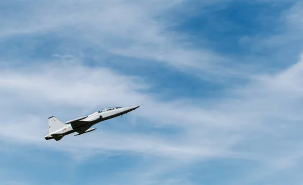 Χαμηλή Γωνία Θέασης Μαχητικού Αεροσκάφους Που Πετά Κάτω Από Συννεφιασμένο — Φωτογραφία Αρχείου