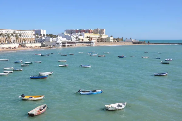 Stranden Caleta Omgiven Byggnader Och Havet Med Båtar Solljuset Spanien — Stockfoto