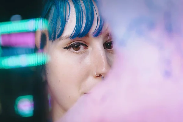 Egy Fiatal Rózsaszín Kék Hajú Komoly Arckifejezéssel Rendelkező Portréja — Stock Fotó