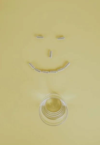 Μια Κάθετη Άποψη Υψηλής Γωνίας Ενός Χαμογελαστό Πρόσωπο Που Χάπια — Φωτογραφία Αρχείου