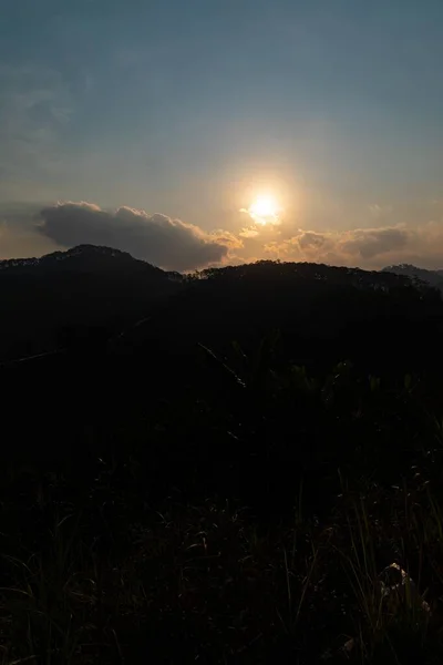 Вертикальный Снимок Гор Фоне Солнца Далате — стоковое фото